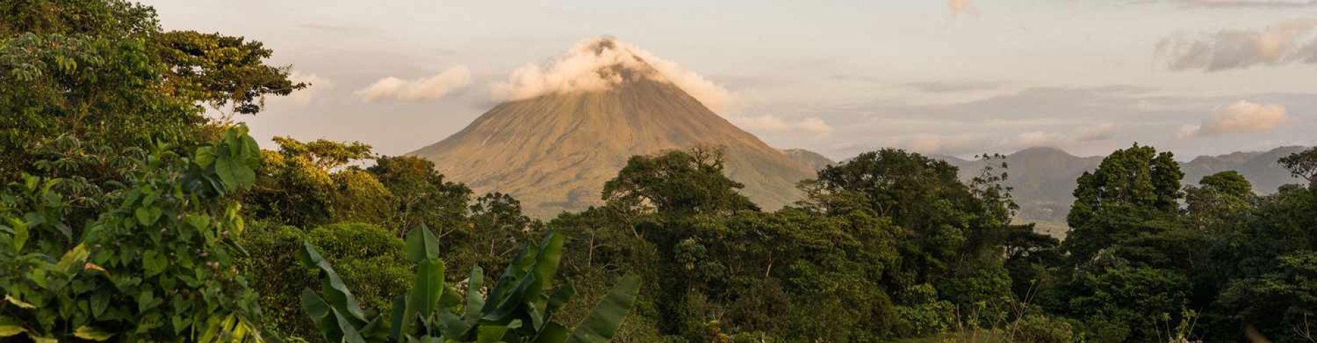 Luxury limousine in La Fortuna, CR