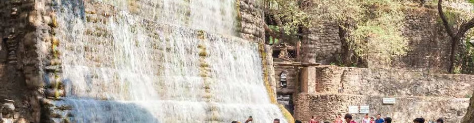 Luxury car on the streets of Chandīgarh
