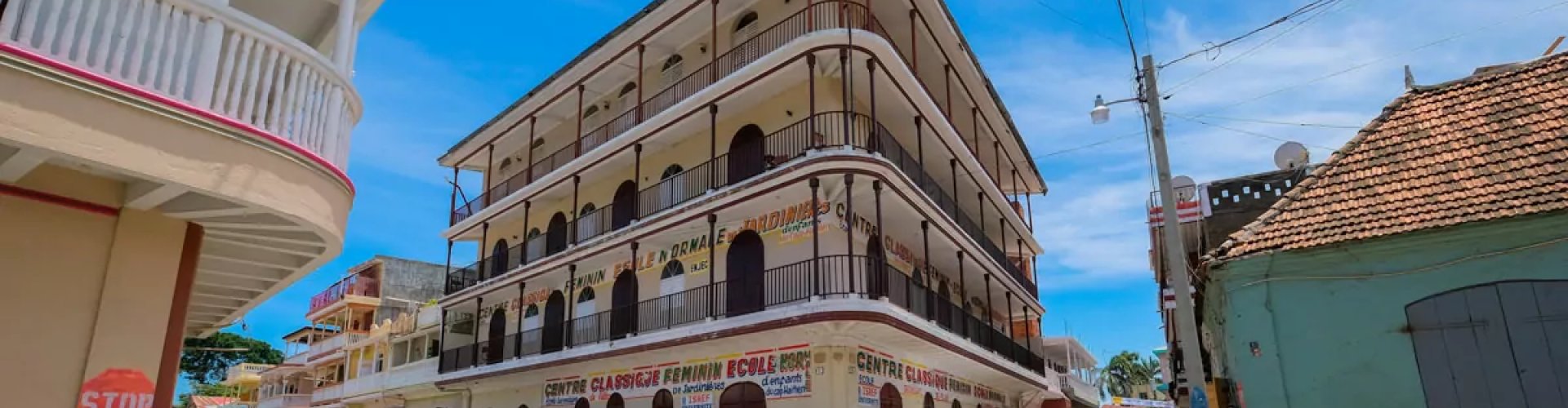 Luxury limousine on Cap Haitien street