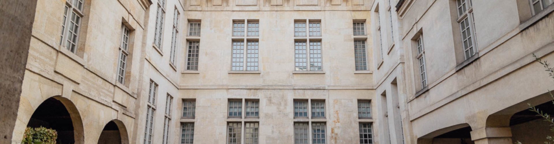 Luxury car and limousine experience in Saint Quentin Les Marais